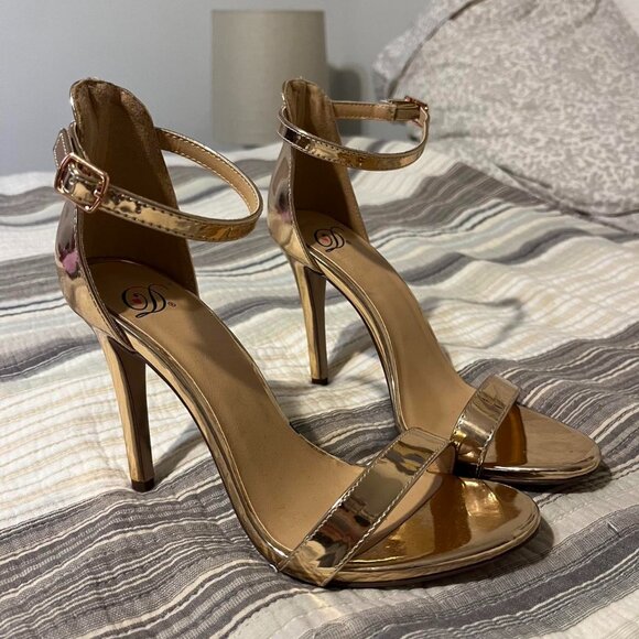 Windsor Women's Gold Footwear - Picture 1 of 4